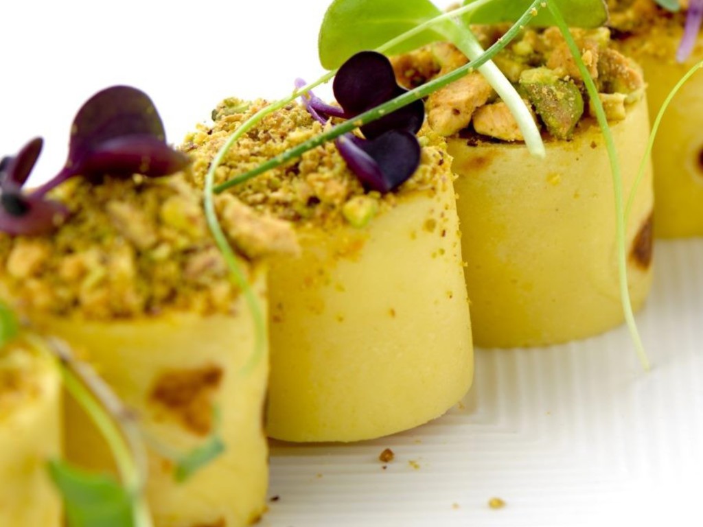 Rotellina di crespella con mascarpone, mortadella e pistacchi