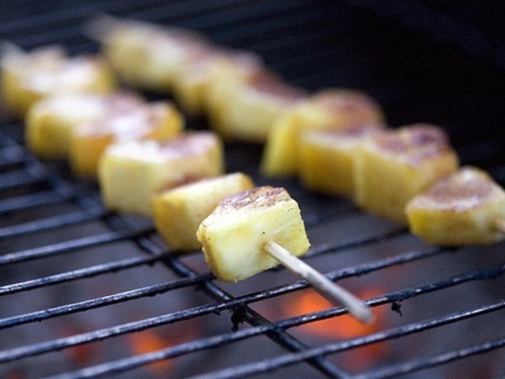 Spiedini di ananas e fontina