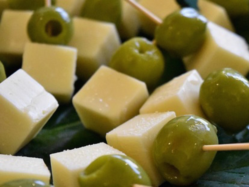 Spiedini di olive e formaggio