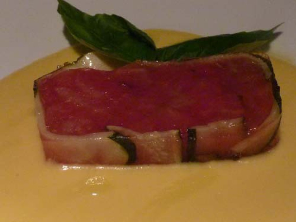 Terrina di pomodoro su crema di peperone giallo