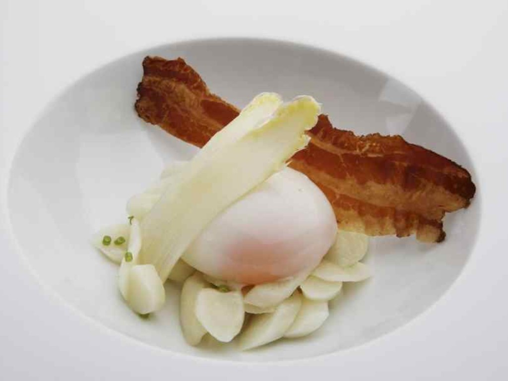 Uovo morbido, asparagi e pancetta