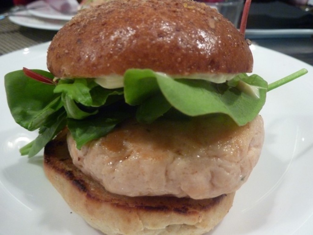 Burger di salmone con pane di grano Khorasan Kamut ai semi di zucca