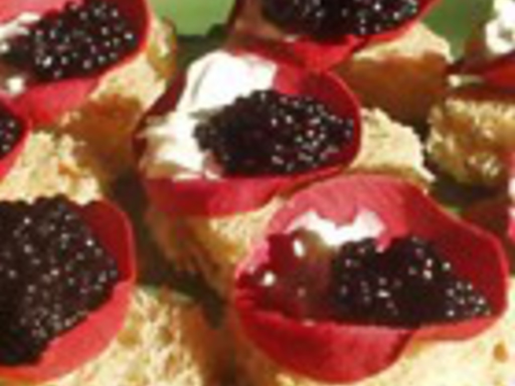 Bocconcini ai petali di rosa e uova di lompo