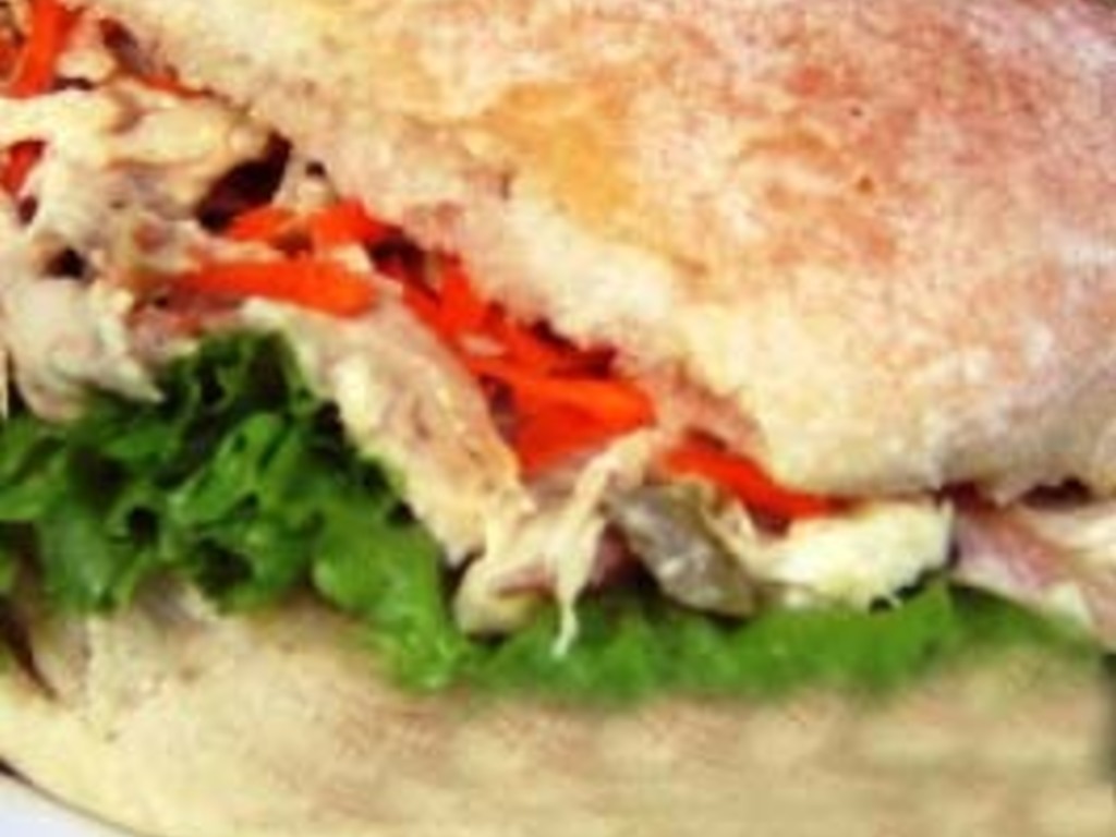 Ciabatta con porchetta, sedano e barbabietola