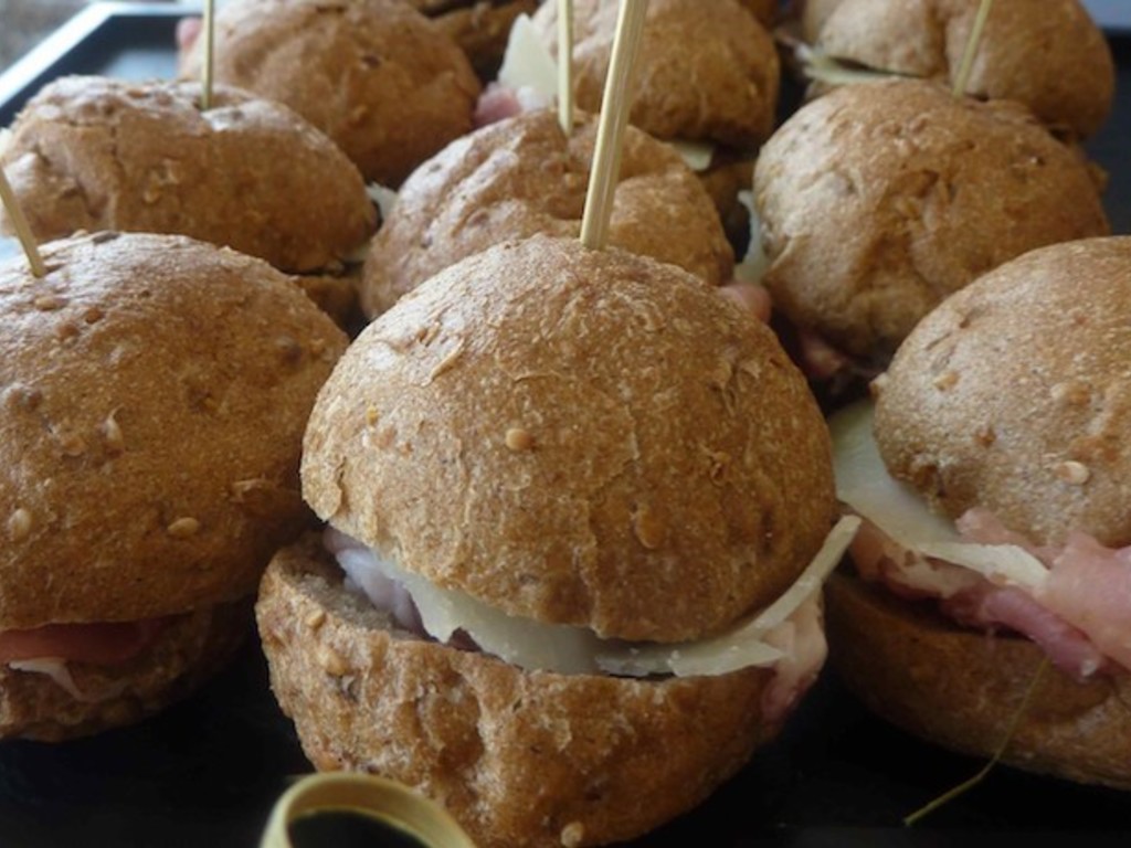 Mini panini ai semi con mortadella e emmental