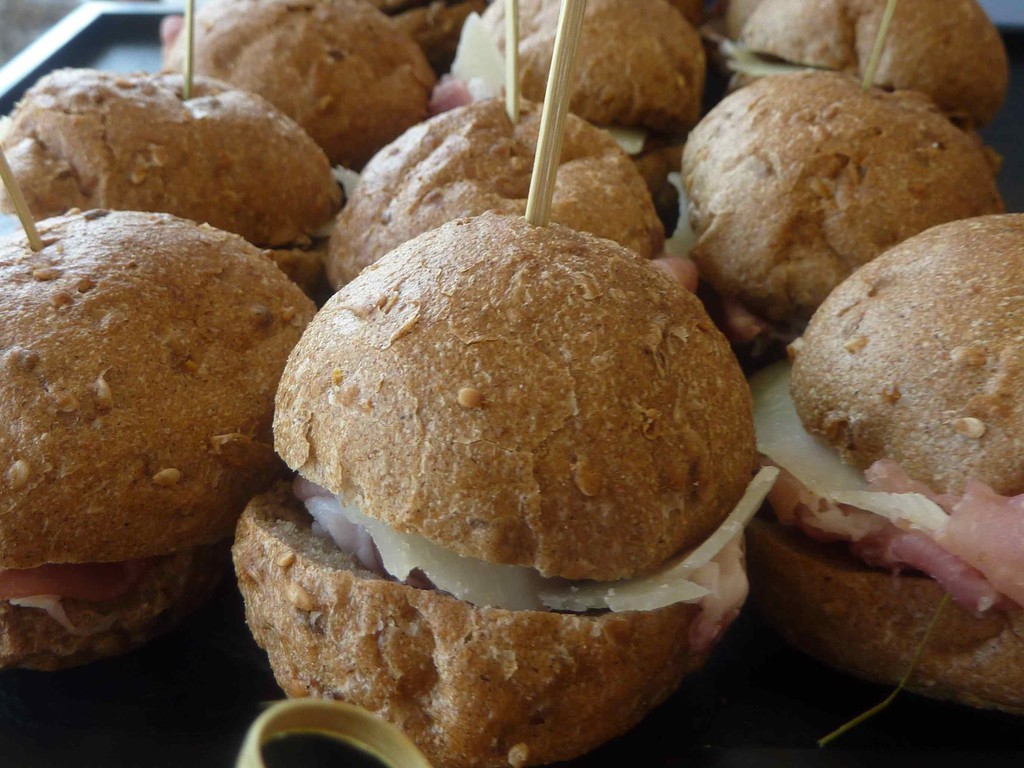 Mini panini integrali al prosciutto cotto e pecorino dolce
