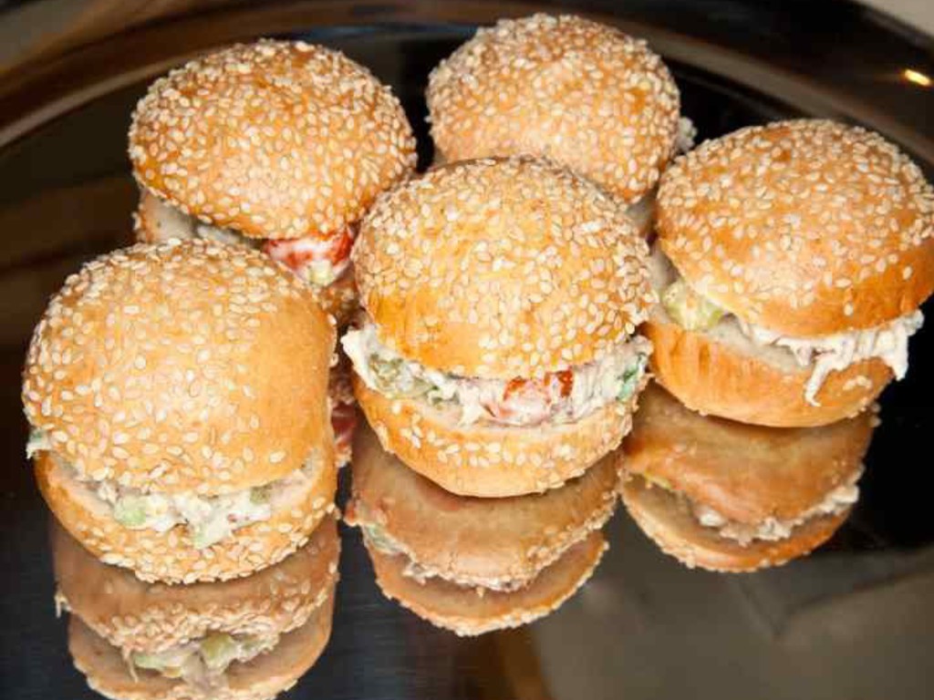 Mini panini ripieni di insalata russa