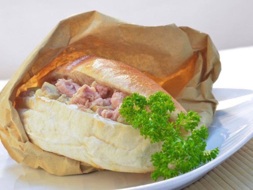 Panino con tonno, crema di funghi e robiola