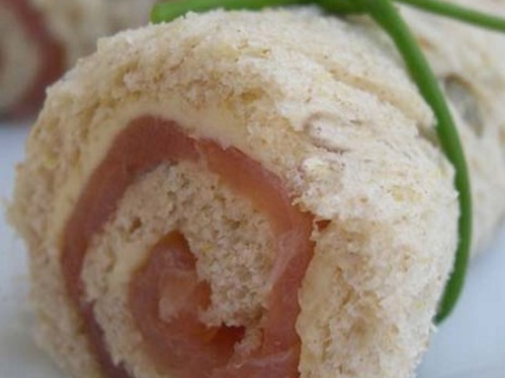 Rotolini di pane e di salmone affumicato