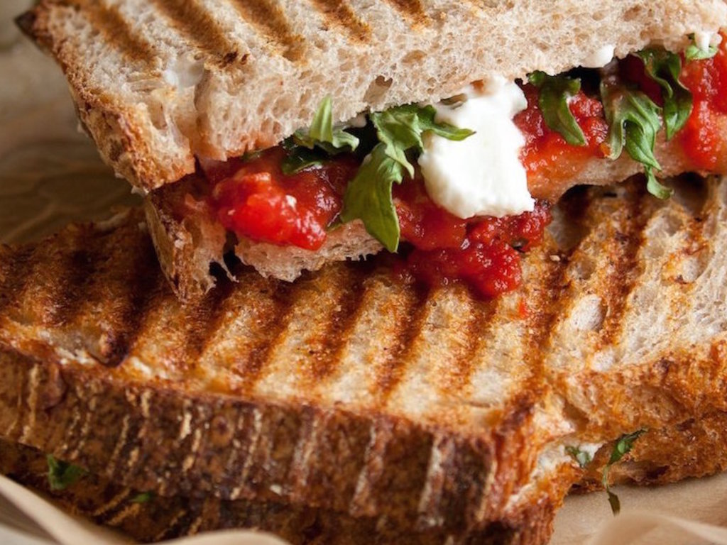 Sandwich al pomodoro grigliato e maggiorana
