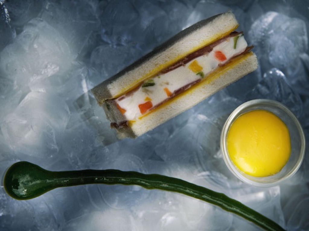 Sandwich di gelato al parmigiano reggiano e verdure candite, prosciutto di Parma, salsa alla rucola e maionese all'olio di nocciola