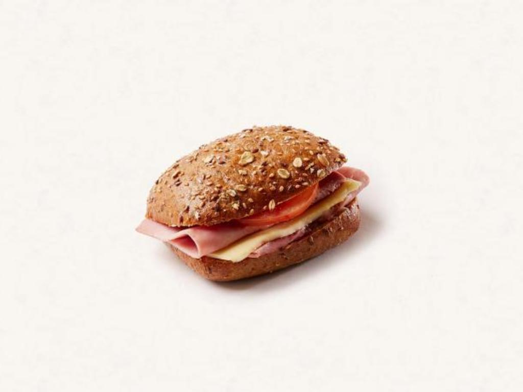 Panino di salame, prosciutto cotto e pomodoro