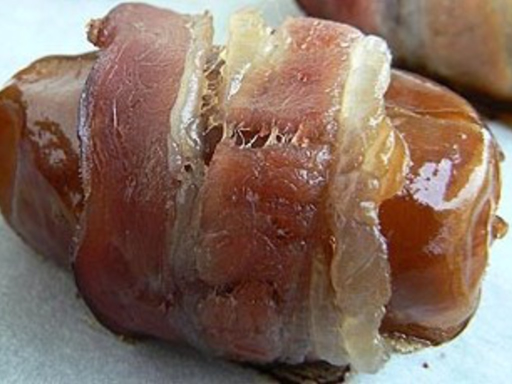 Datteri farciti di noci avvolti nella pancetta BBQ