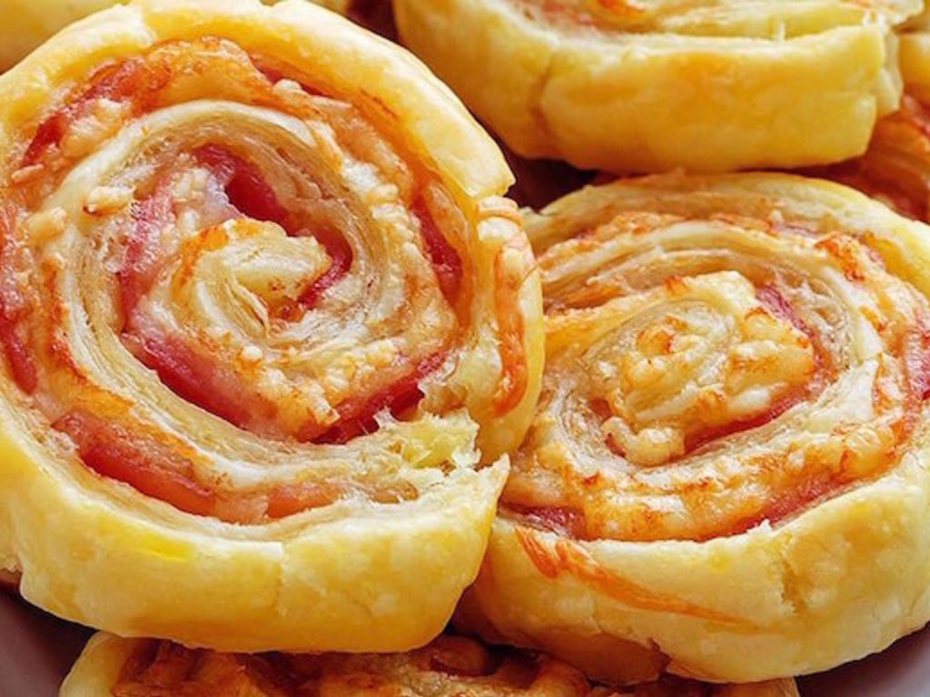 Rotolini di pasta sfoglia e pancetta