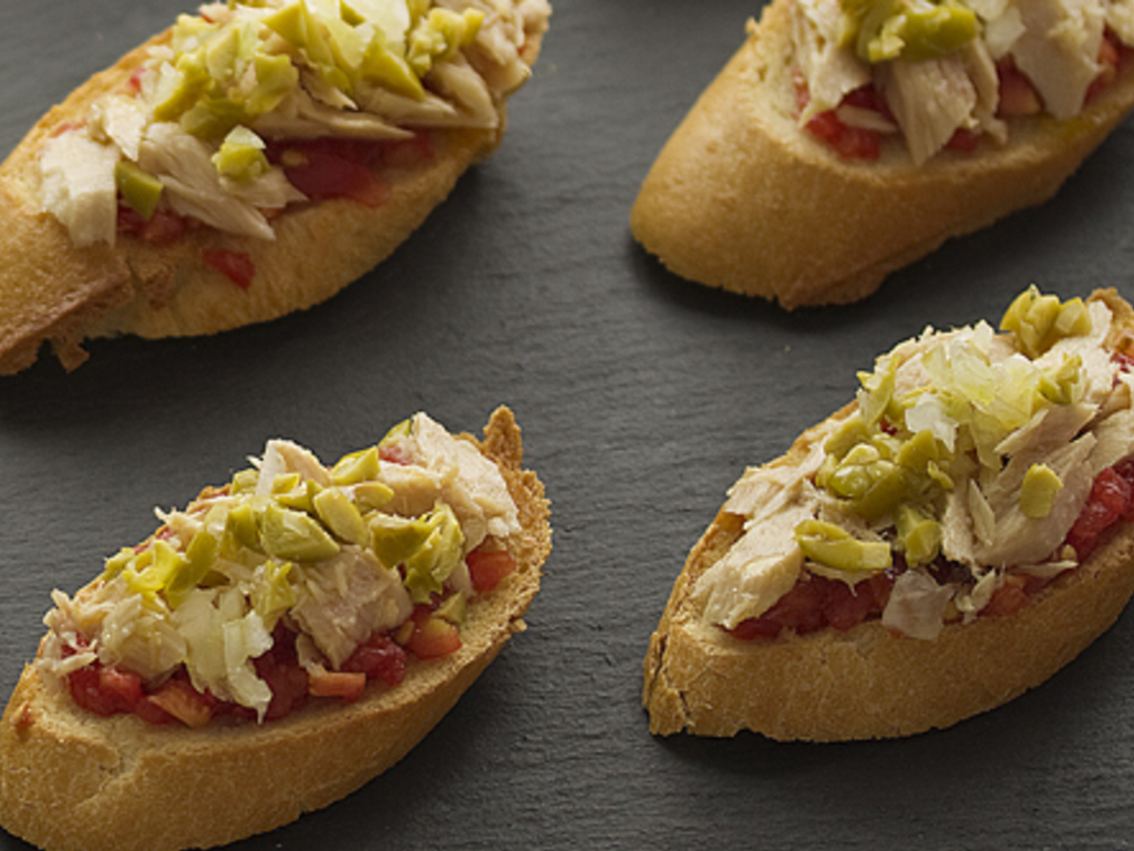 Tartina di tonno e pomodoro - Pintxo de bonito y tomate