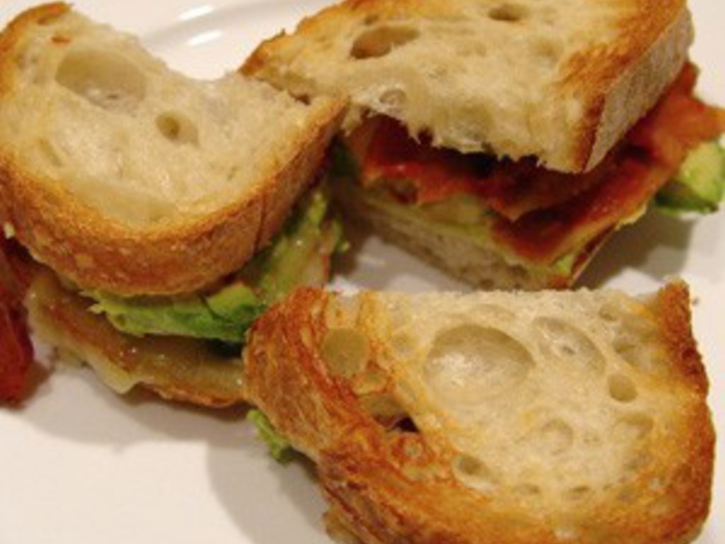 Panino con avocado e pancetta croccante