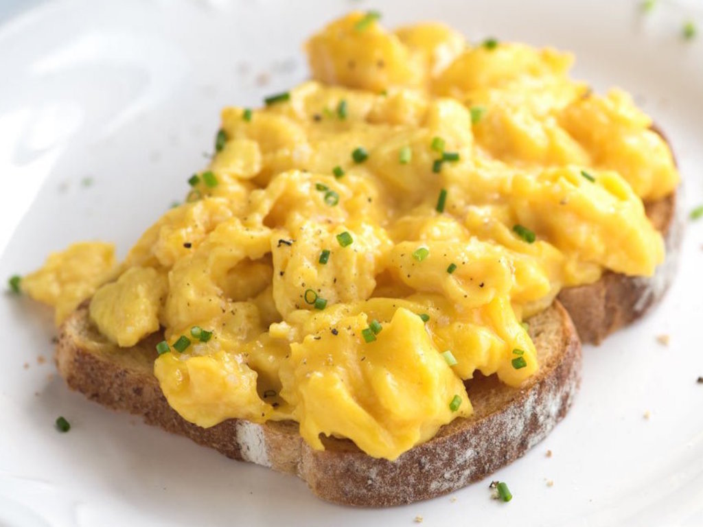 Toast alle uova strapazzate