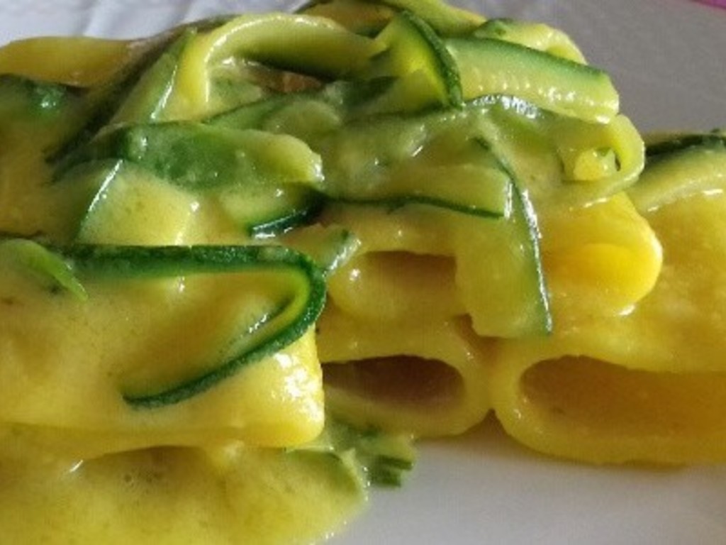 Pasta saltata con zucchine e zafferano