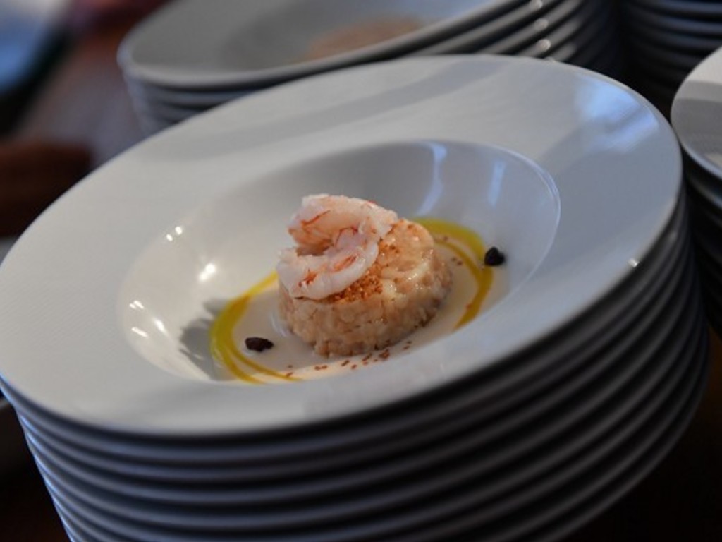 Fregola, salsa al vino bianco, zafferano, gambero e uvetta
