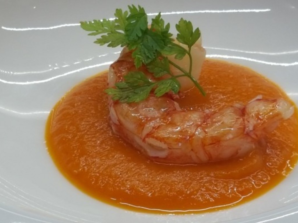 Code di gamberi e crema di peperoni rossi