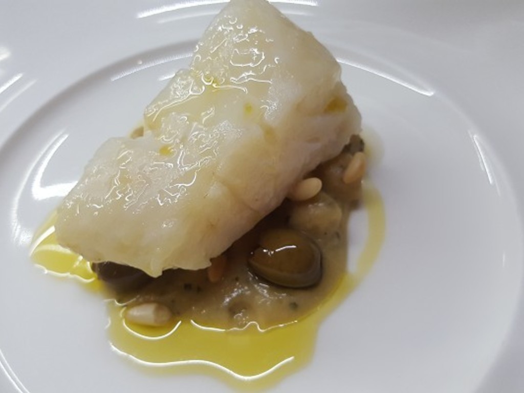 Baccalà con ceci, olive e pinoli