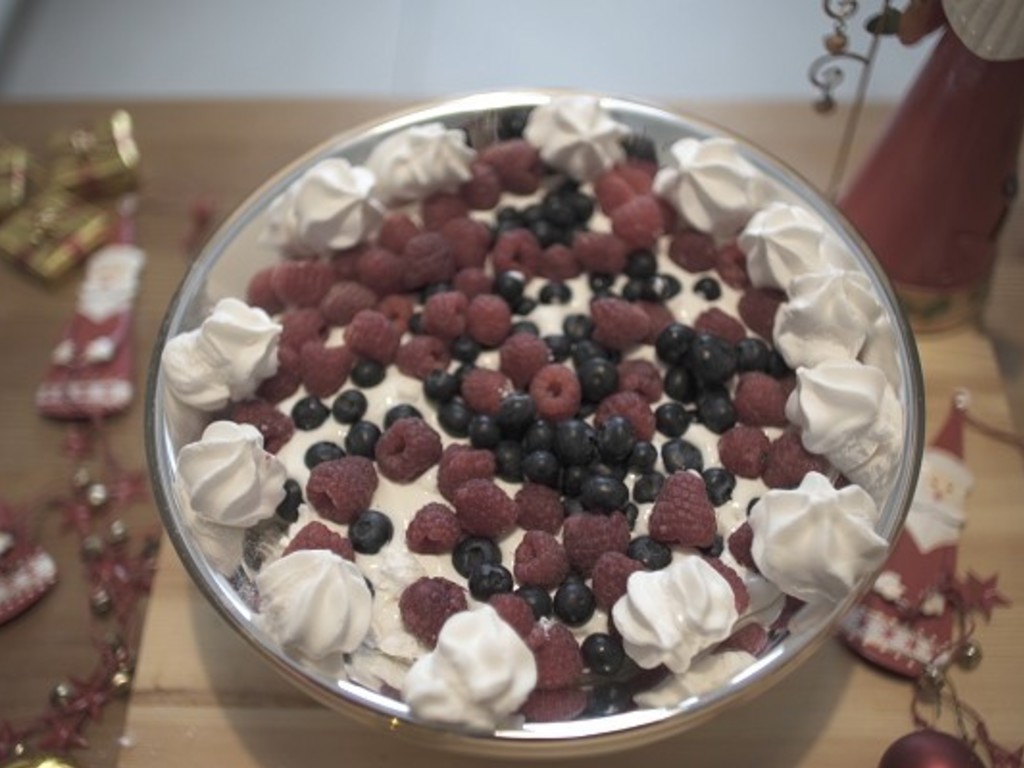 Mousse di yogurt, meringhette, lamponi e mirtilli