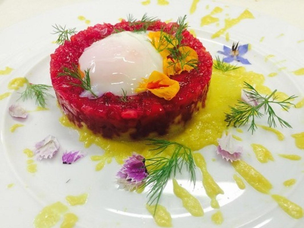 Tartare vegetale con uovo poché e maionese di patate alla curcuma   