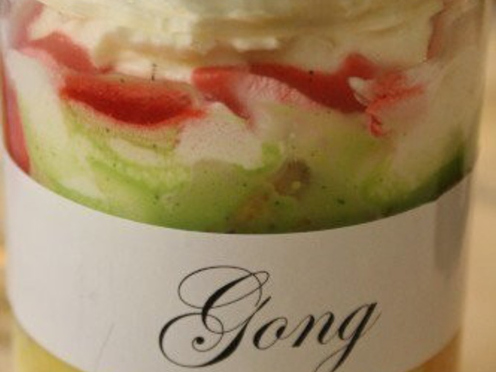 Gong, Melone e pesche con spuma vaporosa, contrasto di cioccolato, vaniglia e lampone
