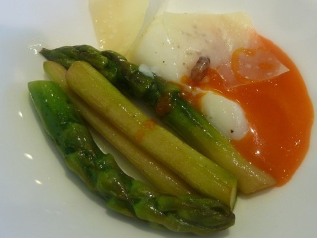 Uova barzotte con asparagi e scaglie di grana   