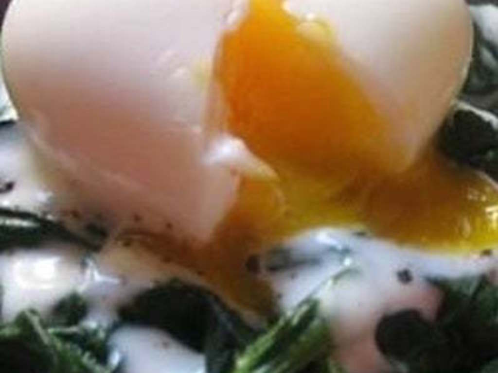 Uova barzotte su letto di spinaci   