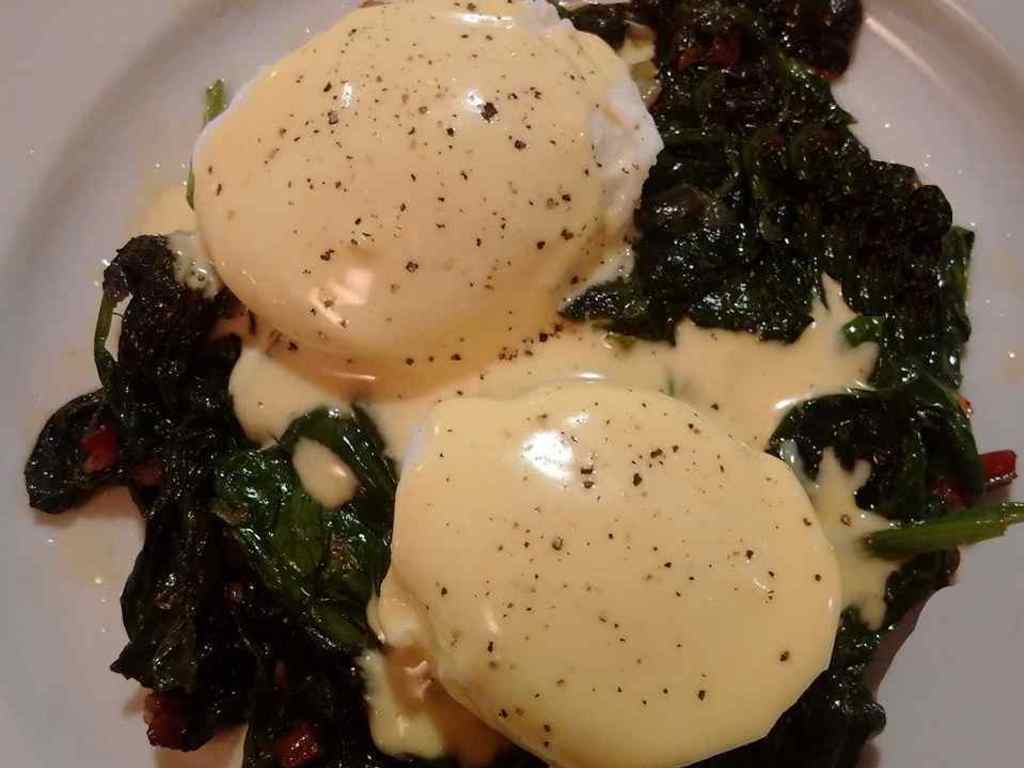 Uova Benedict su letto di spinaci   