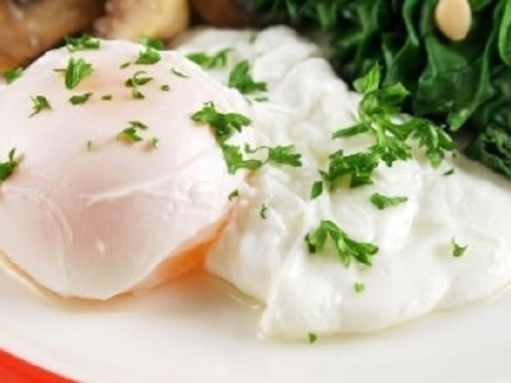 Uova in camicia al provolone padano su letto di spinaci    