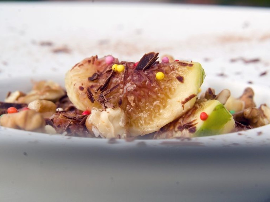 Insalata di fichi secchi in salsa di cioccolato bianco