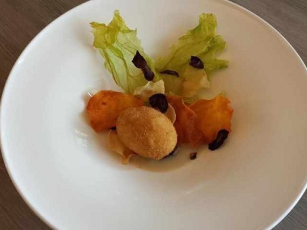 Uovo croccante, radici, tuberi e acciughe del Cantabrico   