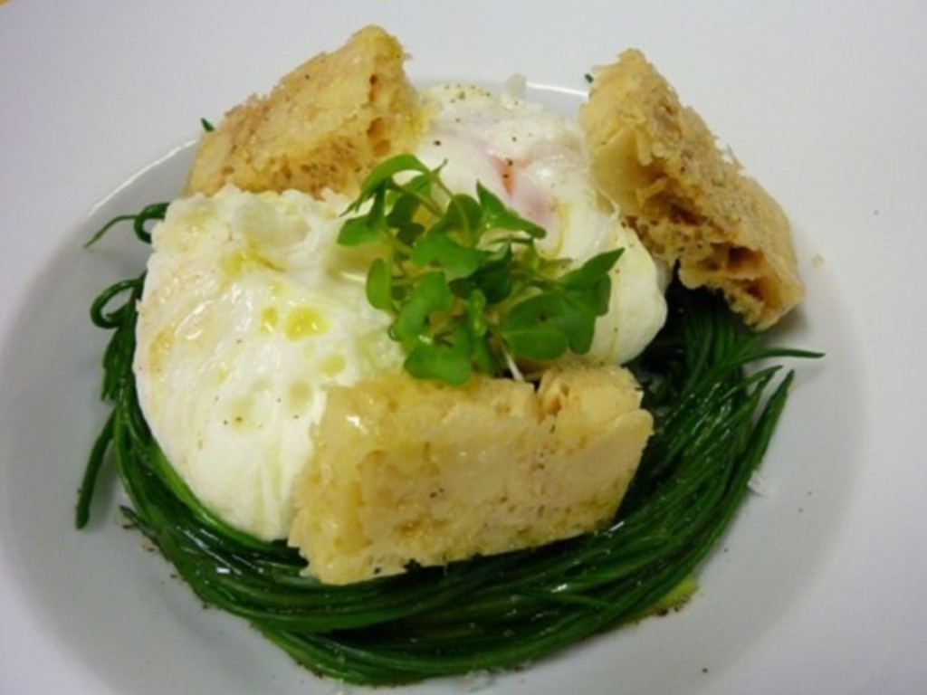 Uovo di gallina padovana poché con insalata di agretti e mandorle   