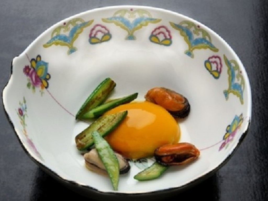 Uova in camicia allo zafferano, zucchine e cozze   
