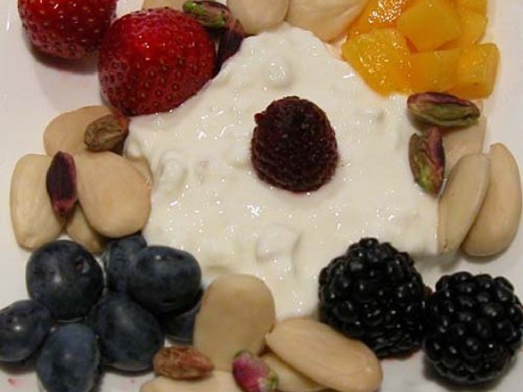 Macedonia di frutta e fiocchi di latte