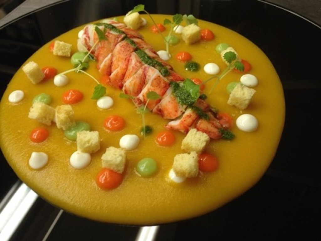 Astice al profumo di lime, gel di carota con insalata di frutta e verdura e crema di ricotta.