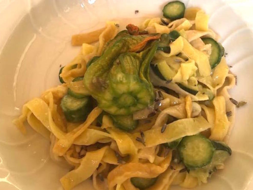 Tagliatelle al farro con baby zucchine, fiori di zucca e crema di parmigiano alla lavanda