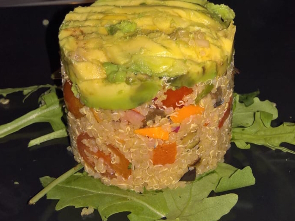 Insalata di quinoa, verdure miste e avocado