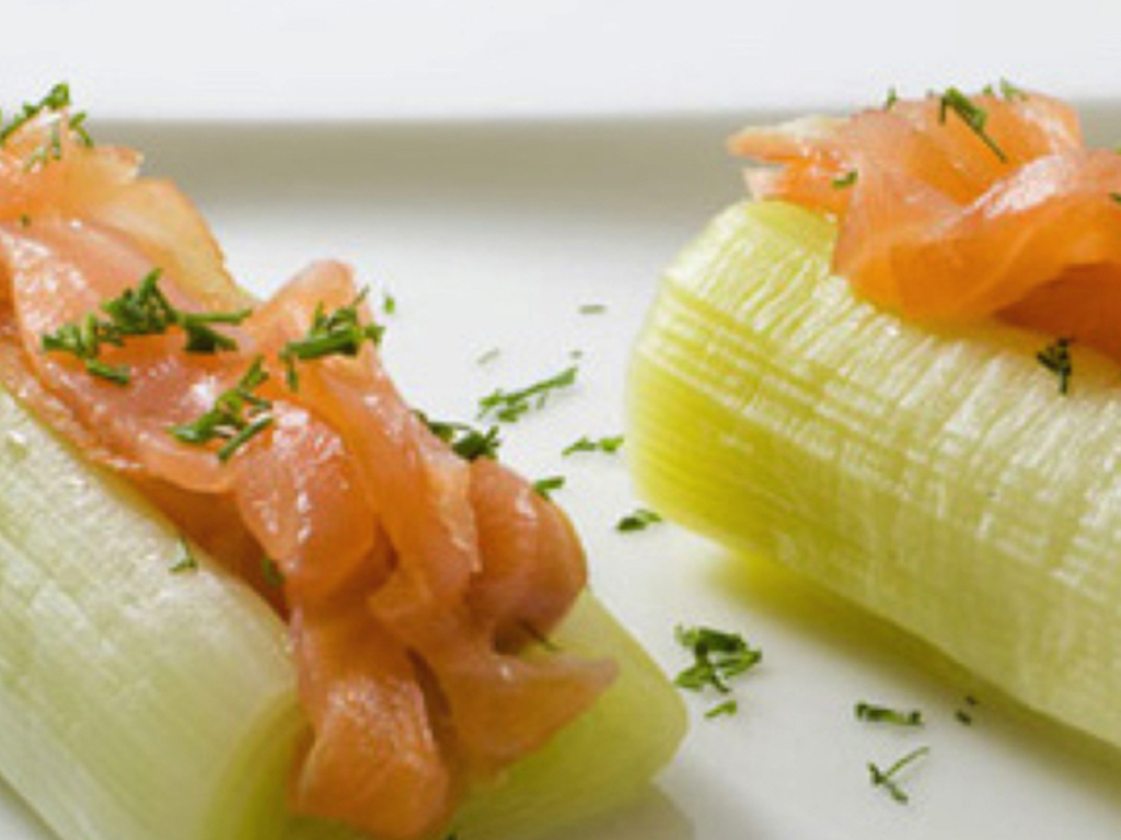 Porri al vapore e salmone affumicato