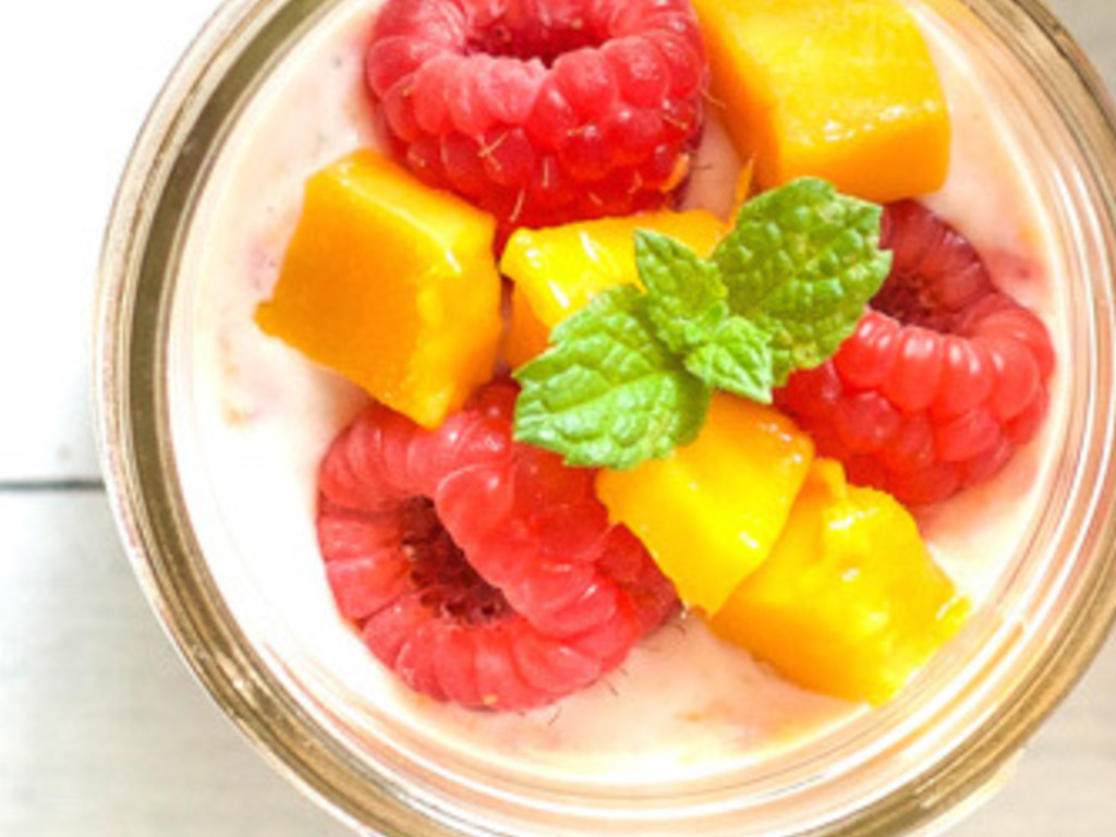 Macedonia di mango, lamponi e menta