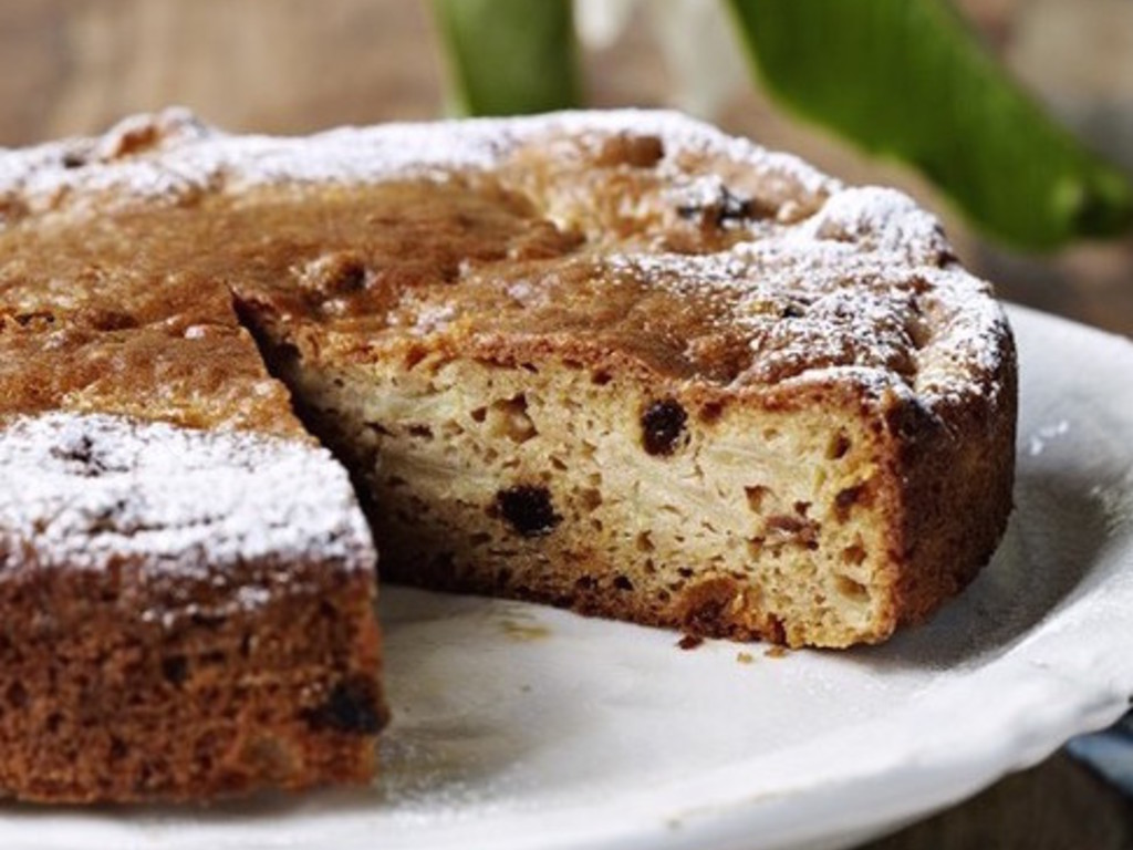 Torta di mele, noci e uvetta