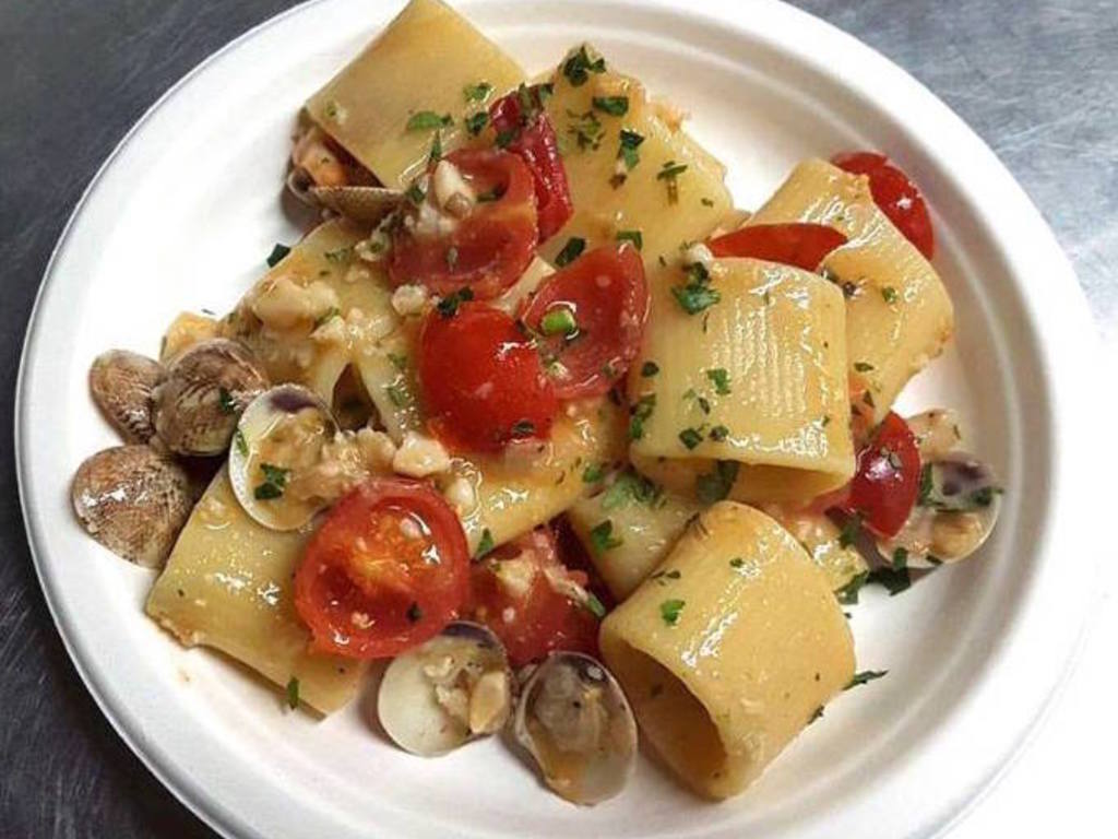 Mezzi schiaffoni con vongole e pomodorini