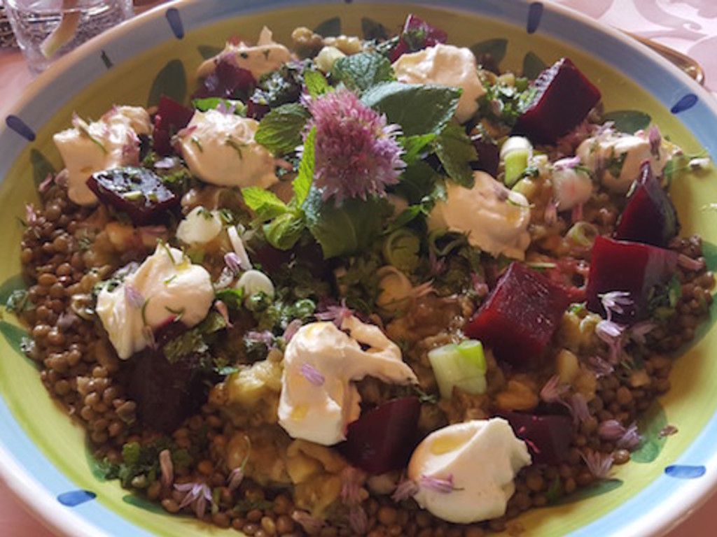 Insalata di lenticchie, barbabietola e caprino