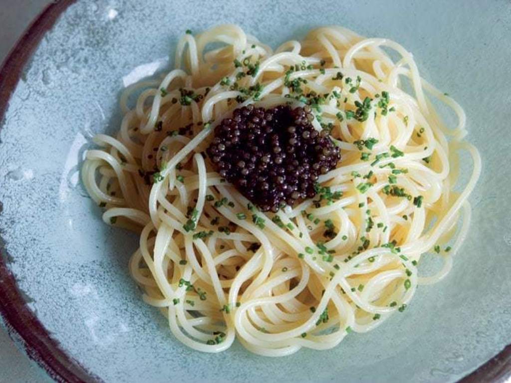 Insalata di spaghetti al caviale ed erba cipollina, 1985