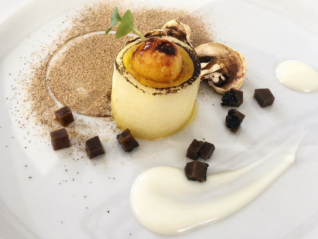 Cilindri di patata ripieni di creme brûlé di parmigiano, uovo di quaglia caramellato, funghi e tartufo nero glassato