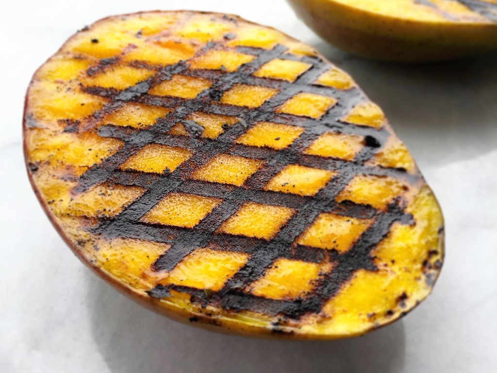Mango alla griglia con croccante di cocco