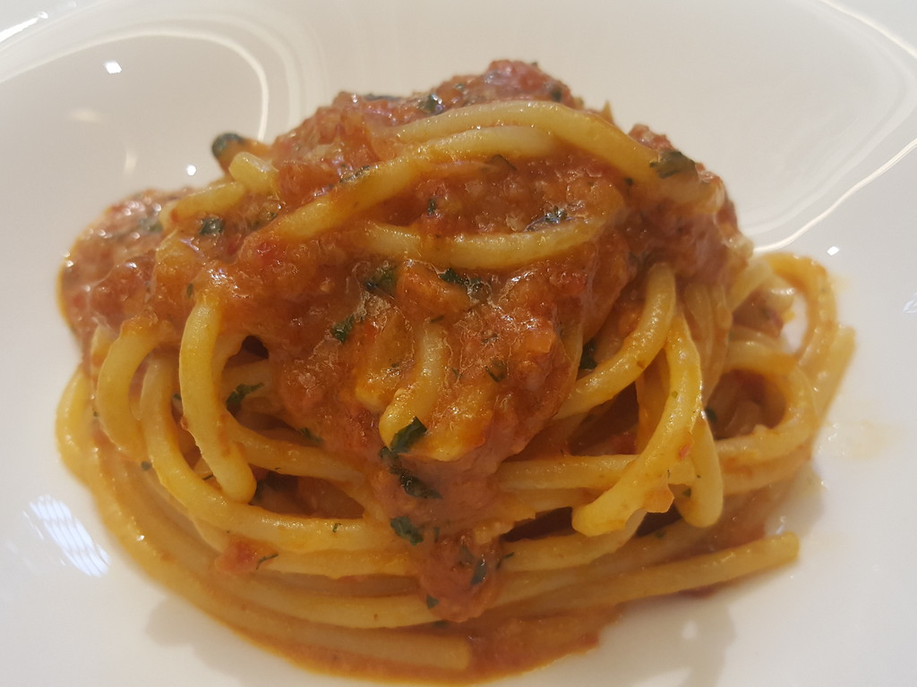 Spaghetti  con pesto di pomodorini essiccati e mandorle.