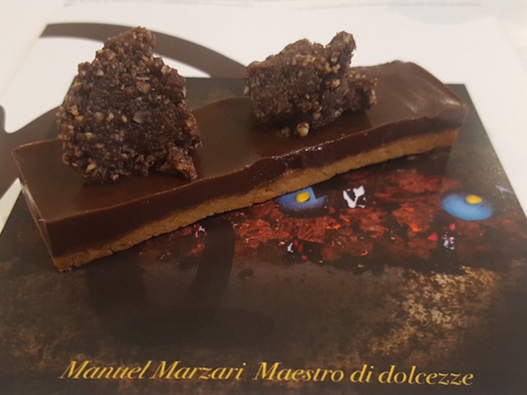 Mattonella di pasta frolla all' olio di Garda Dop e farina di riso, ganache e crumble  di cioccolato e nocciole